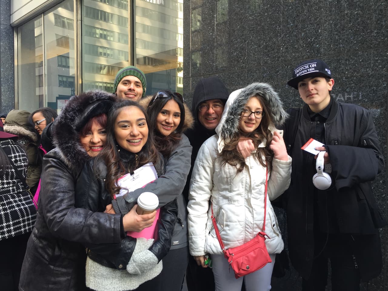 El primer reto de los neoyorquinos fue hacer una fila larga y aguantar frío, pero bien supieron como gozar la experiencia y esperar su turno. Vimos chicos cantando, tocando la guitarra, bailando y hasta se formaron bandas. Una vez más confirmamos que Nueva York tiene lo suyo y estará bien representado en esta nueva temporada.