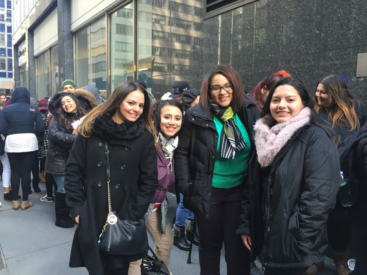 El primer reto de los neoyorquinos fue hacer una fila larga y aguantar frío, pero bien supieron como gozar la experiencia y esperar su turno. Vimos chicos cantando, tocando la guitarra, bailando y hasta se formaron bandas. Una vez más confirmamos que Nueva York tiene lo suyo y estará bien representado en esta nueva temporada.