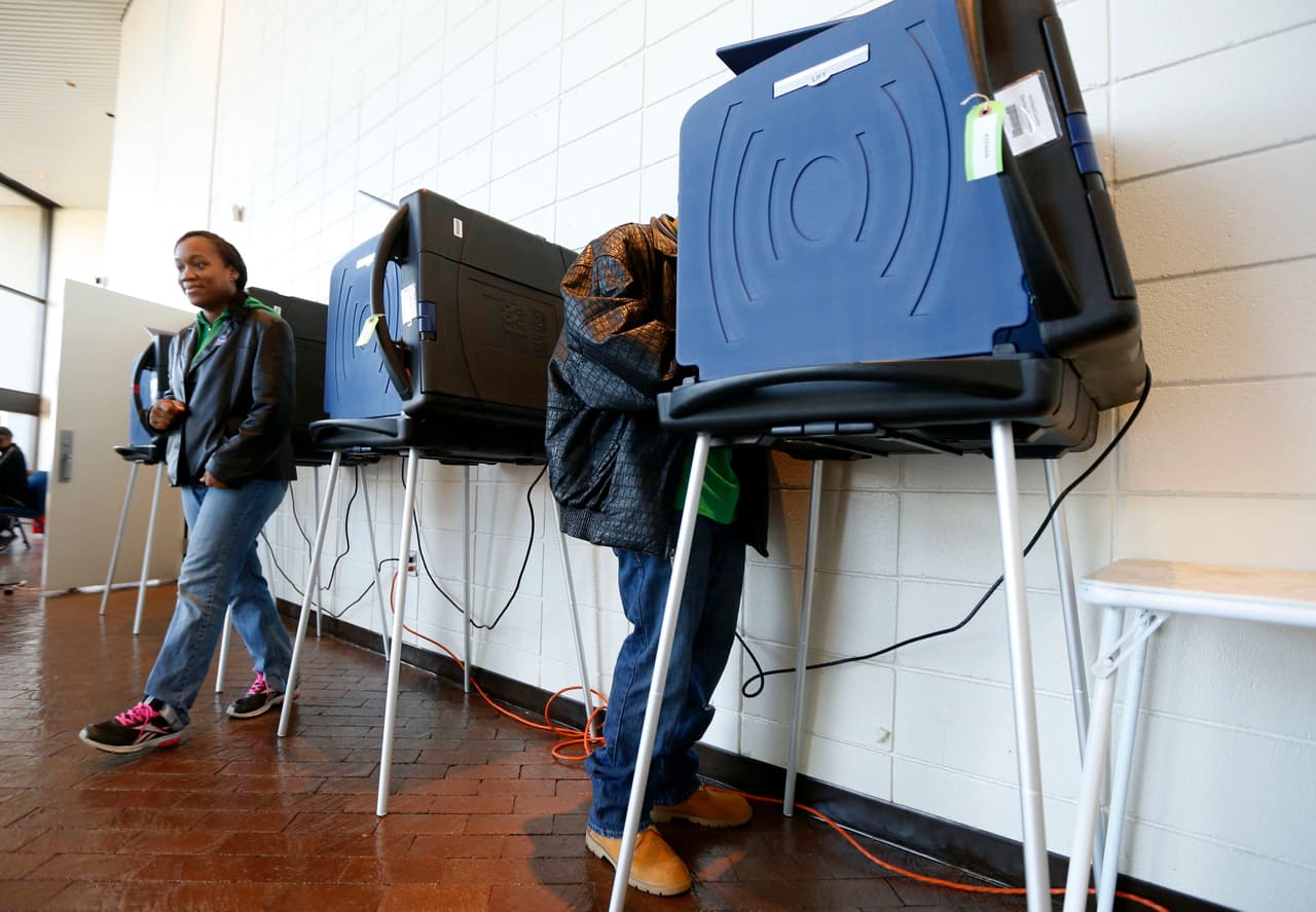 Las urnas instaladas en el centro de votación de Sanders Middle School de Columbia, en Carolina del Sur. (Foto por Gerald Herbert).