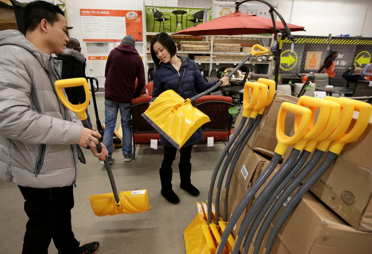 Algunos salieron a comprar palas en previsión de la fuerte tormenta de nieve prevista para este martes