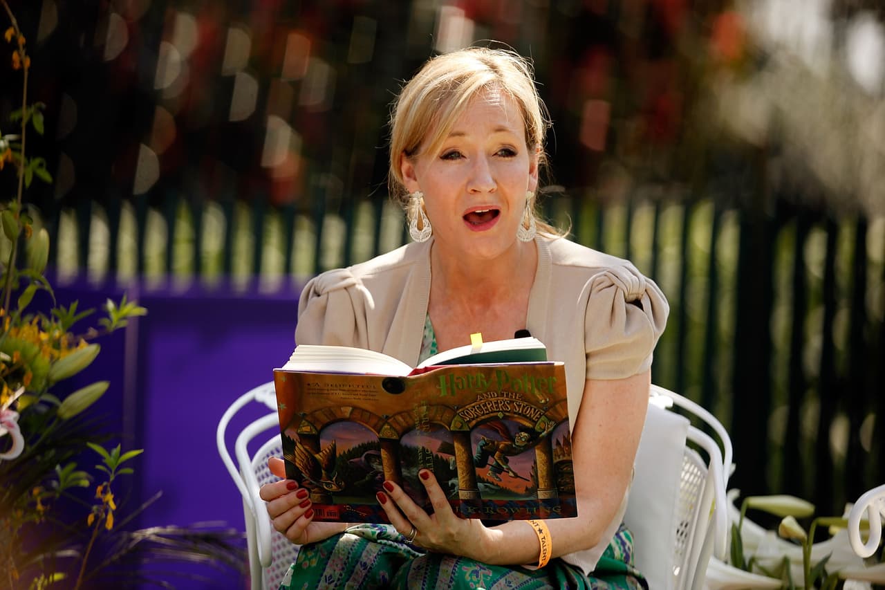 La autora J. K. Rowling tomó a todos por sorpresa al sacar su primer libro de la saga en el año 1997.