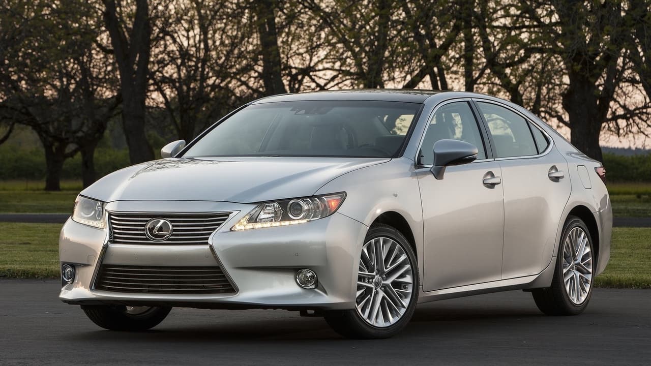<b>Auto compacto Premium: Lexus ES 2014</b>
<br>A pesar de ser la versión Premium del Toyota Camry, el Lexus ES logró imponerse con facilidad a su competencia alemana. El ES logró 5 estrellas en todas las categorías salvo en ‘funciones y accesorios’ donde obtuvo sólo 4. Los finalistas fueron el Mercedes-Benz Clase-C, el Acura ILX, el Acura TL y el BMW Serie 3.
<br>