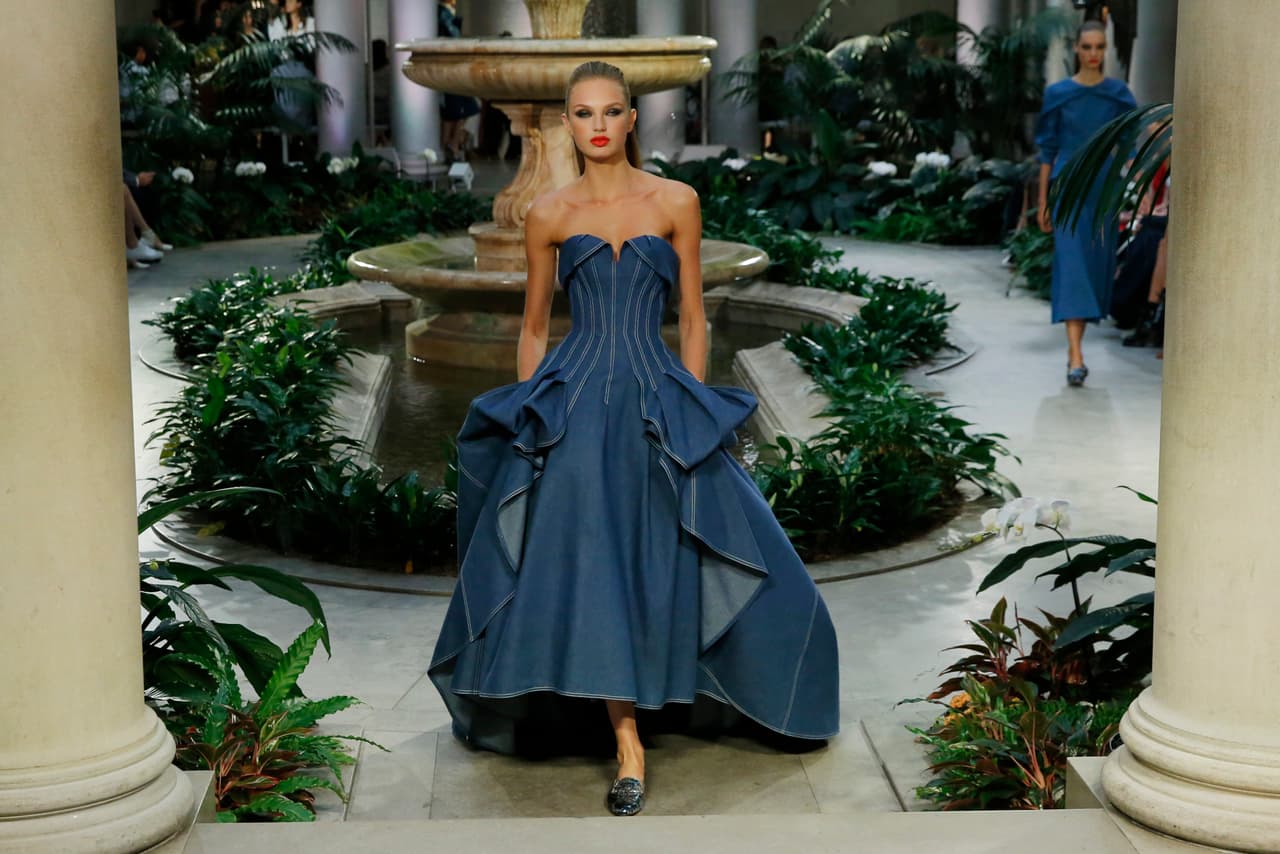 Frase 1: "La vida no es corta, más bien es muy larga por eso tienes que aprender a vivirla con algo de humor". Así, desafiante, riéndose un poco de los códigos estrechos es este vestido muy formal tipo princesa hecho en dénim, un material que parecía restringido a la calle y a lo informal. otro atevimiento, llevarlo con mocasines masculinos.