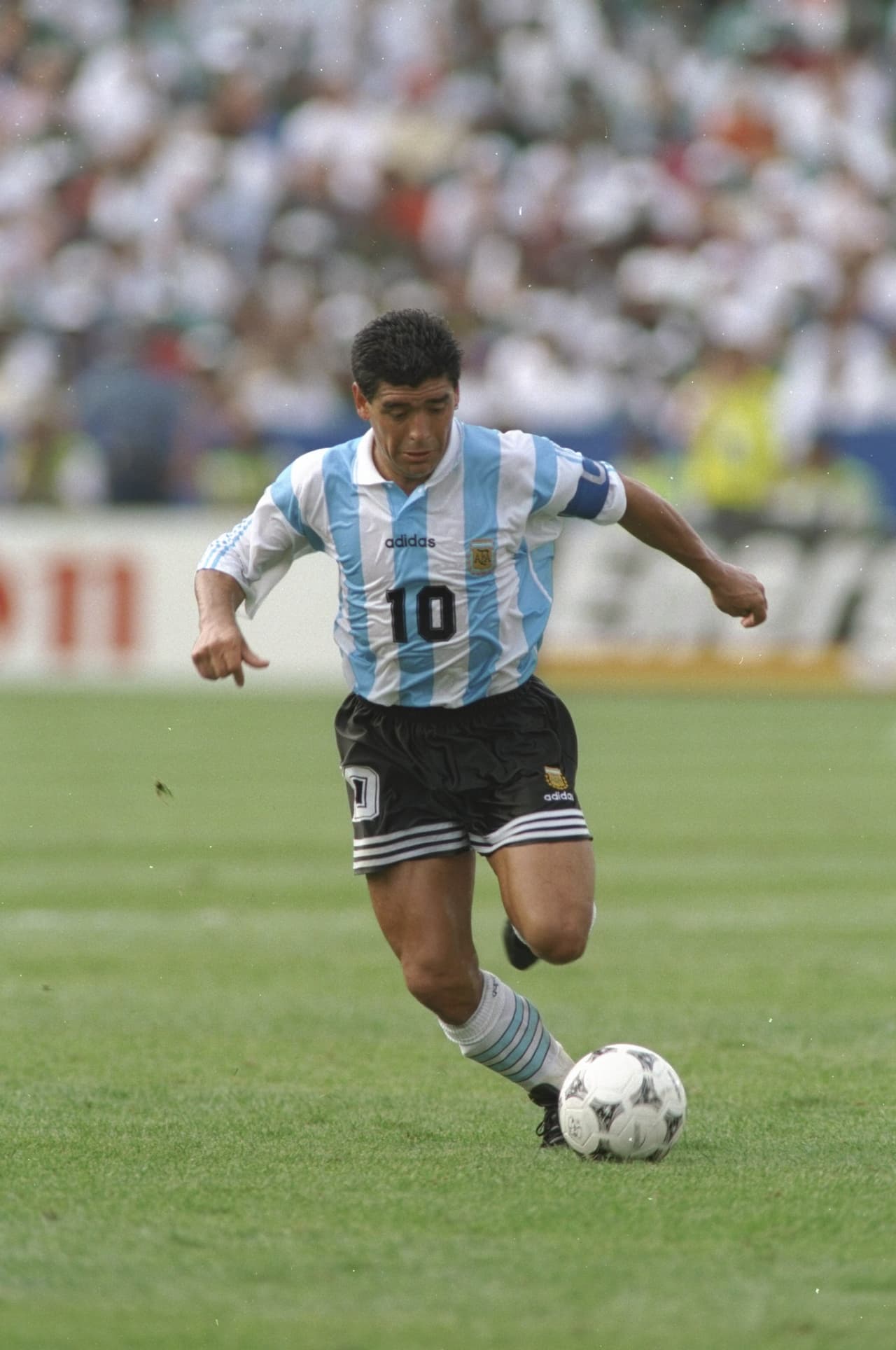 Diego Armando Maradona se caracterizó durante su carrera por su explosividad, enganche y capacidad para dejar rivales atrás. Su agilidad y manejo de balón eran letales.