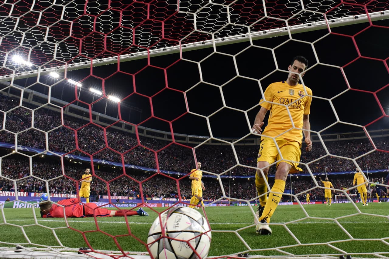 Sergio Busquets corrió al fondo de la portería para sacar rápido la pelota pues quedaban pocos minutos para el final del partido.