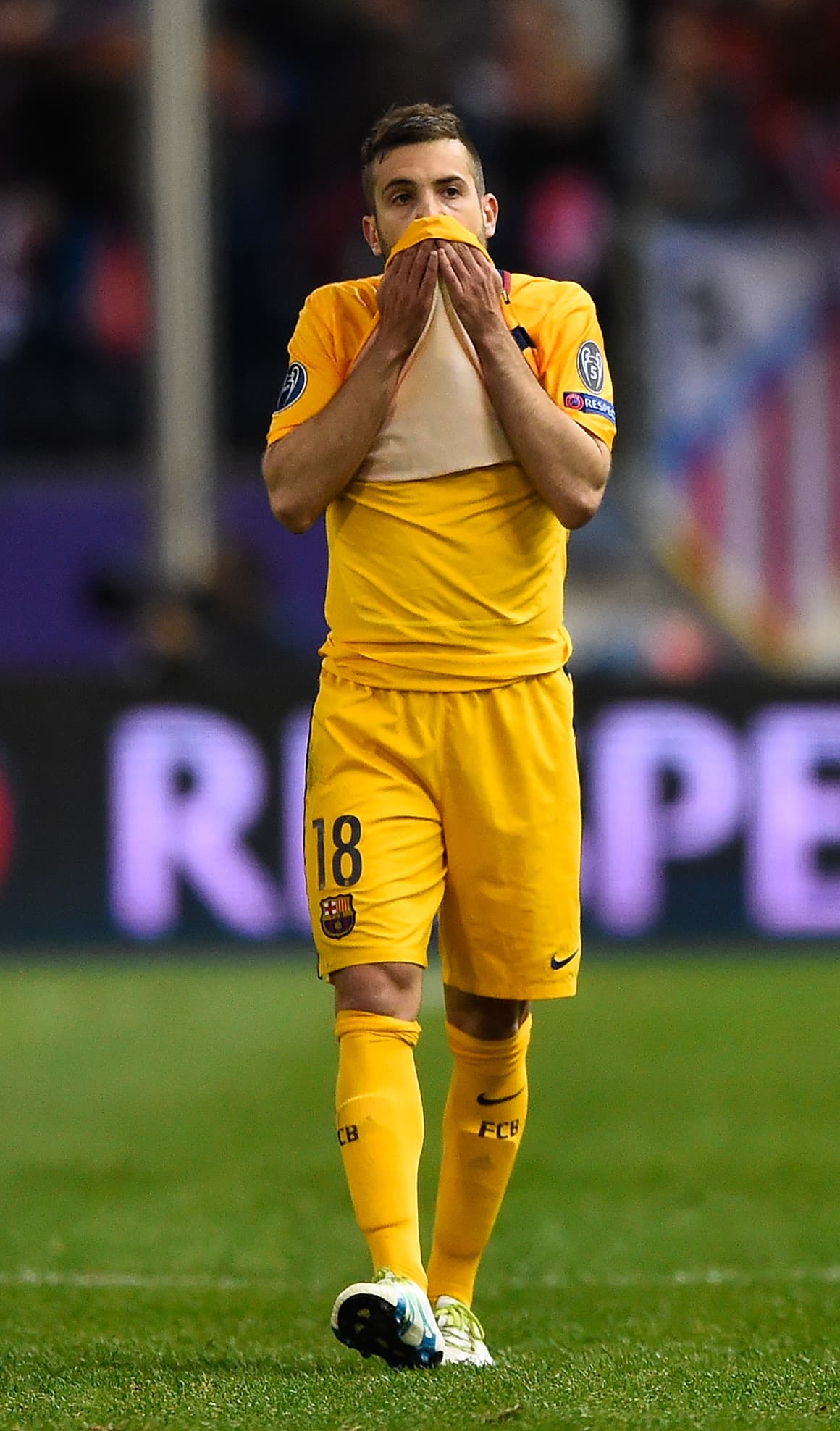 Jordi Alba no pudo tapar por completo su rostro tras los goles del francés Antoine Griezmann.