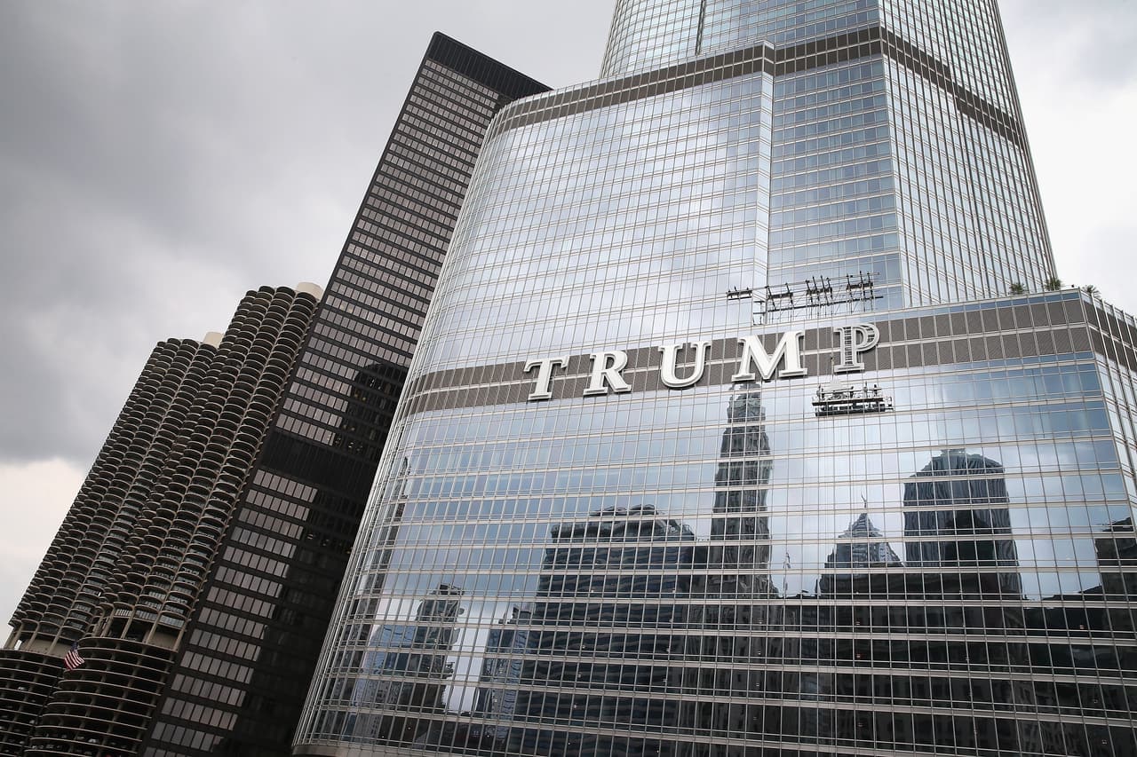 En vez de favorece a Trump como empresario, la campaña lo ha perjudicado.