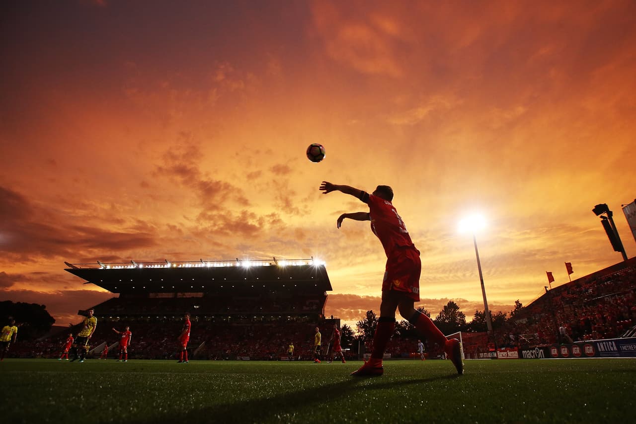 Adelaide United se impuso 2-0 en su partido contra Wellington Phoenix por la novena fecha de la Liga de Australia.
