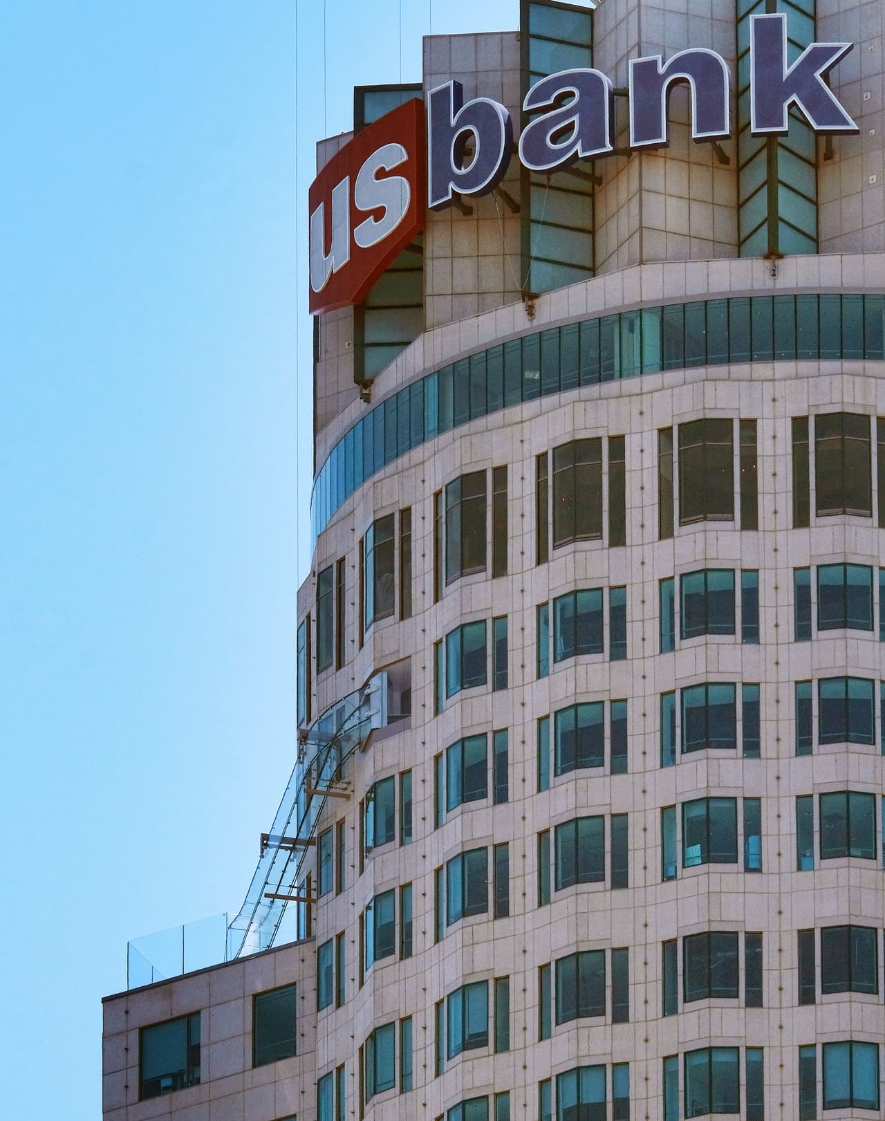 La rampa está instalada en la fachada del rascacielos, entre los pisos 70 y 69.