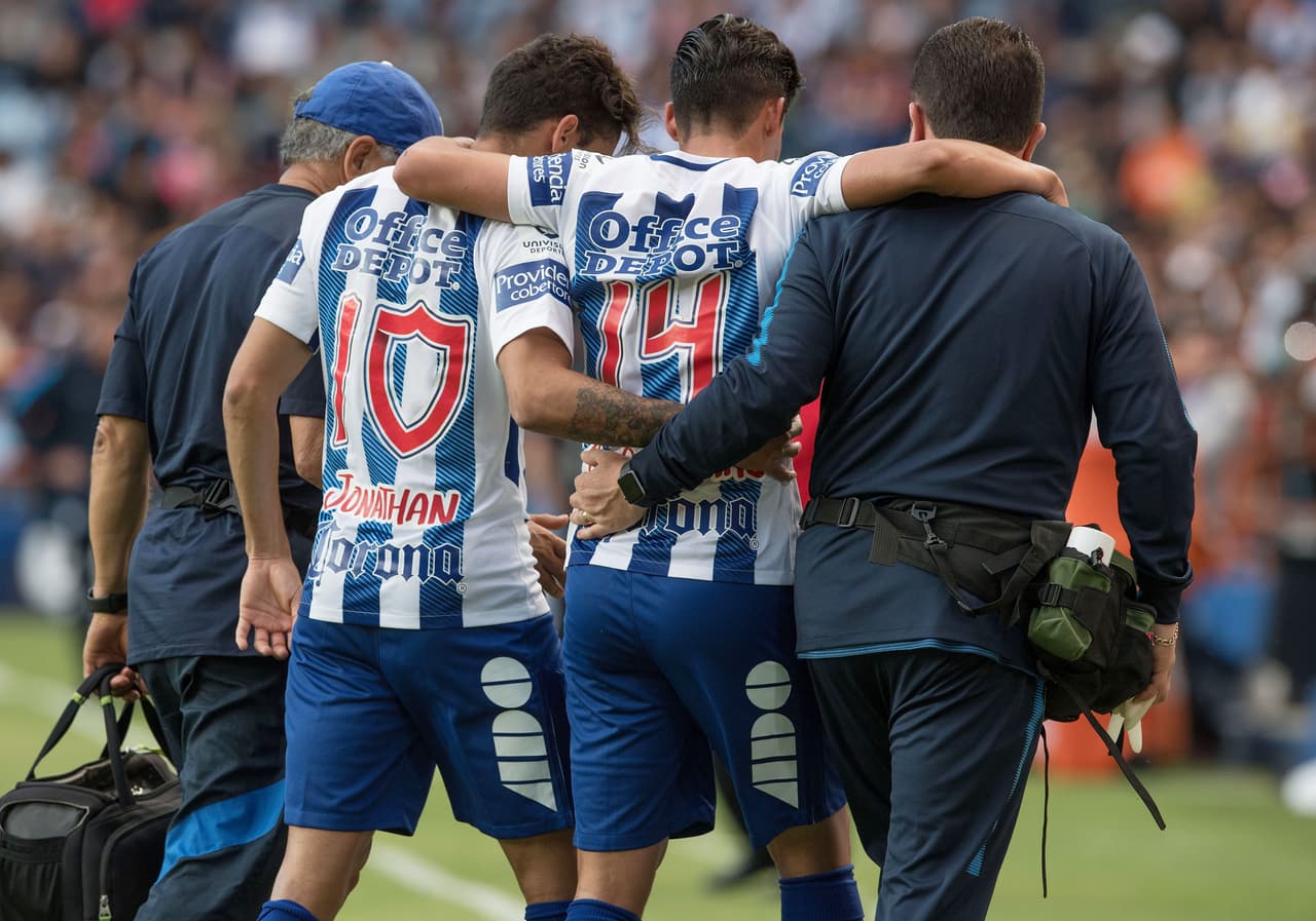 Durante el encuentro se dieron varias lesiones. Aquí vemos a Erick Aguirre saliendo de cambio al minuto 17.