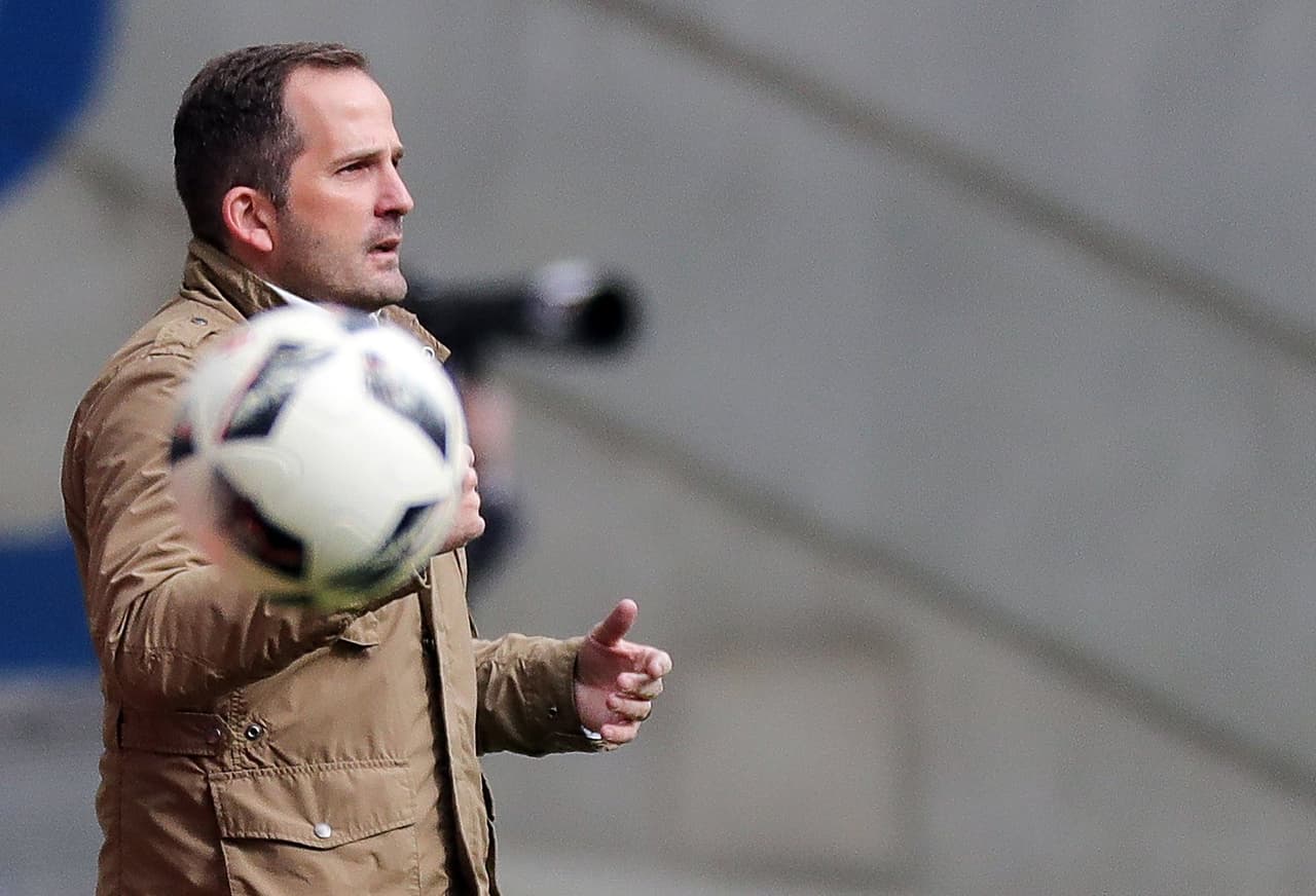 Manuel Baum, técnico de Augsburg, no supo cómo detener al atacante mexicano, que viene motivado en los últimos partidos.