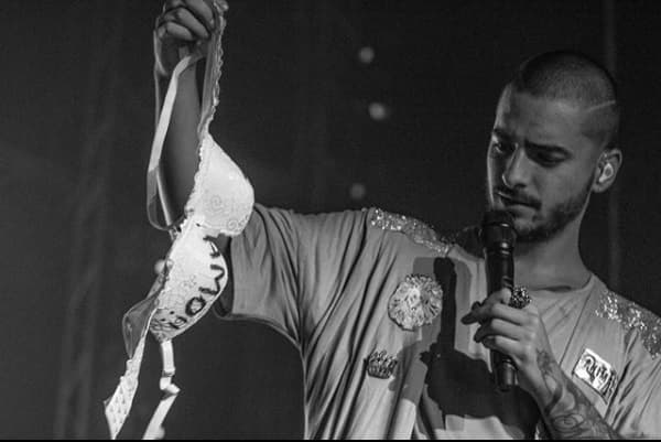 Desde tangas, hasta brasier con la leyenda: "Te amo", son 'souvenirs' acostumbrados en el escenario del joven.