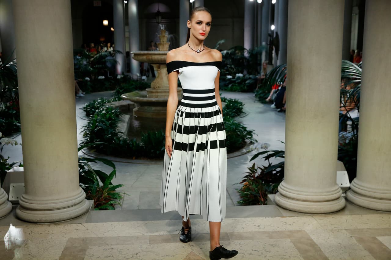 Frase 5: "La atención a los detalles es casi lo más importante a la hora de lucir bien". Esa parece ser la frase justa que define este vestido cuya magia radica en la manera cómo fueron cortados con láser los bloques de la falda que generan movimiento y un juego arquitectónico.