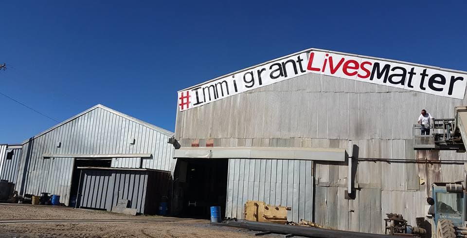 Este mensaje colocado en un almacén de El Paso se puede ver desde Juárez.