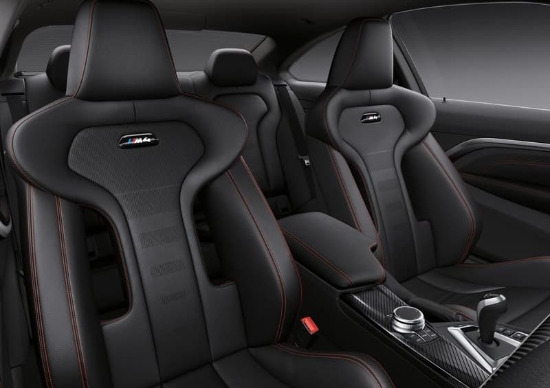 Los asientos son de un diseño claramente deportivo, y se destacan por llevar el emblema del M4 debajo de los apoyacabezas, que están integrados en una sola pieza al resto del apoyo lumbar.