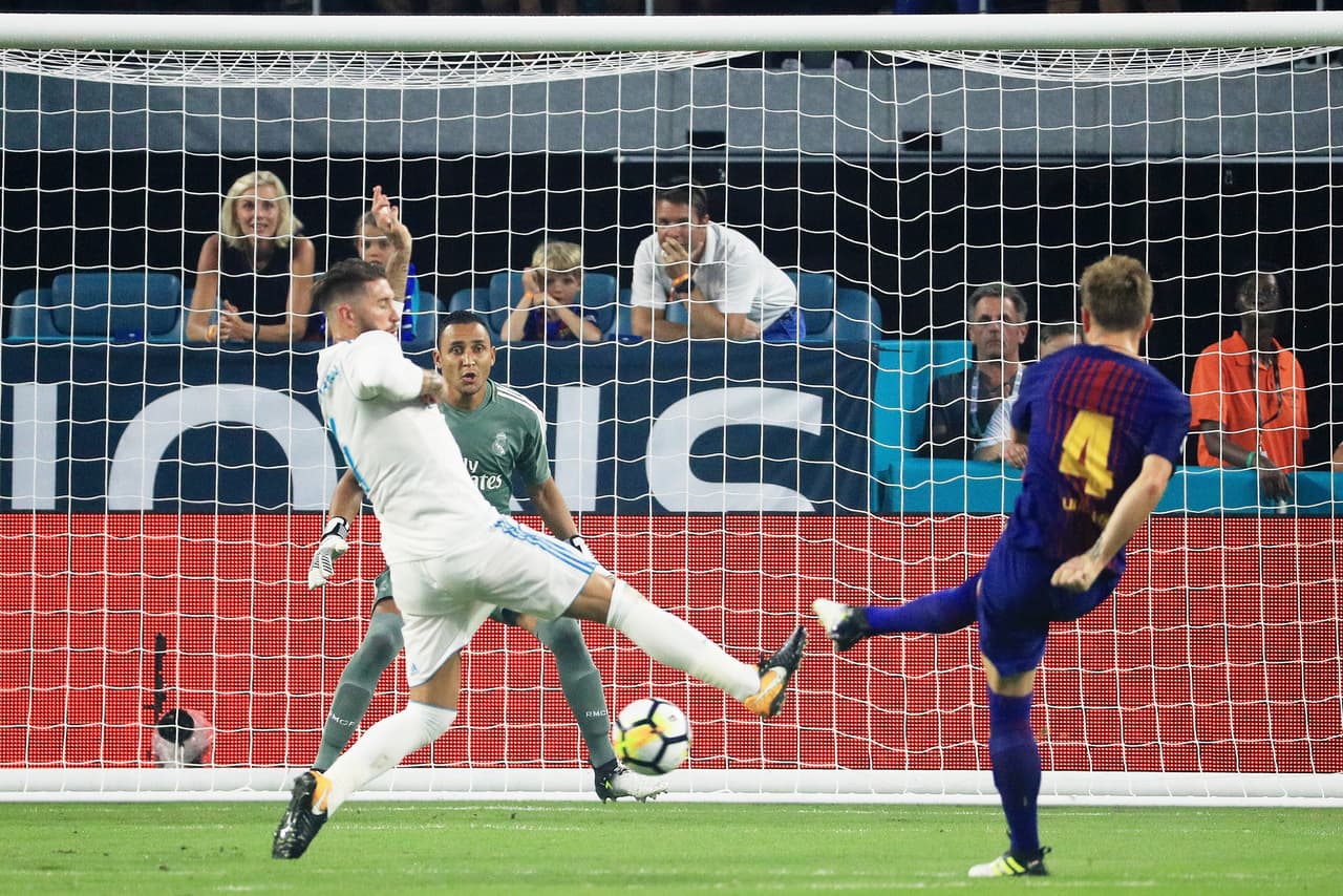 Rápidamente, Iván Rakitic se reportó con el 2-0 parcial con un remate seco de media distancia para superar a Keylor Navas.