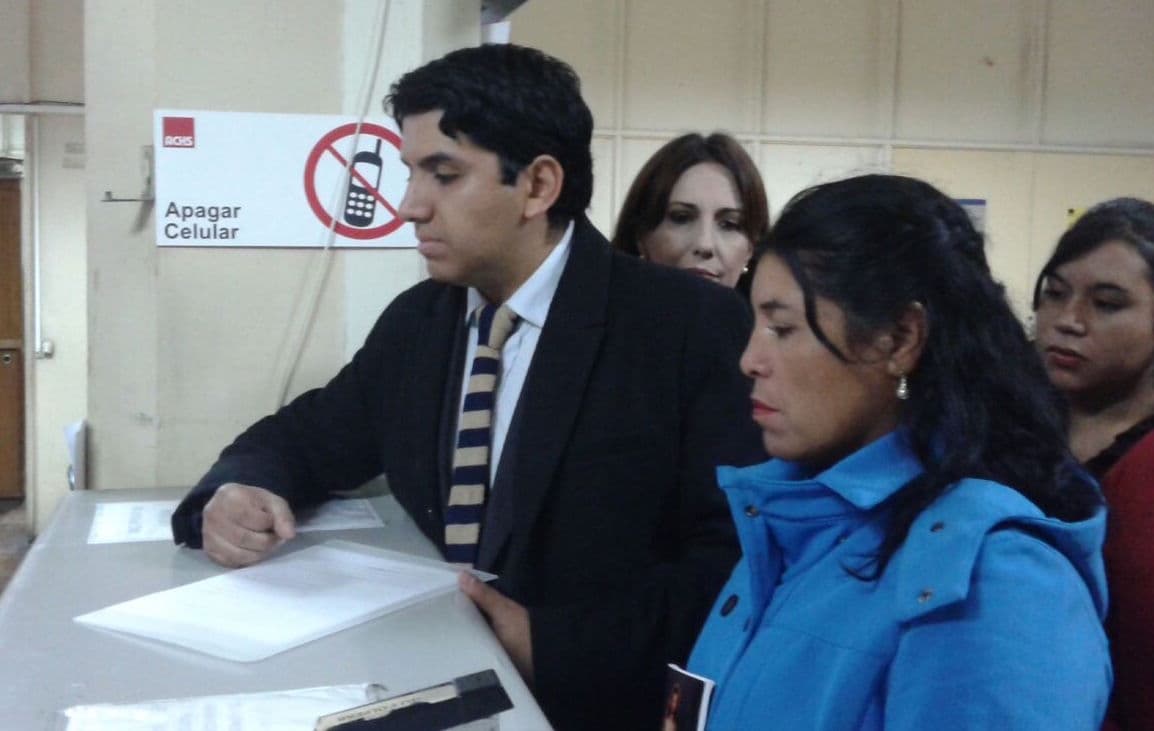 La madre de Lissette, en la imagen junto a su abogado, se querelló contra el Estado chileno.