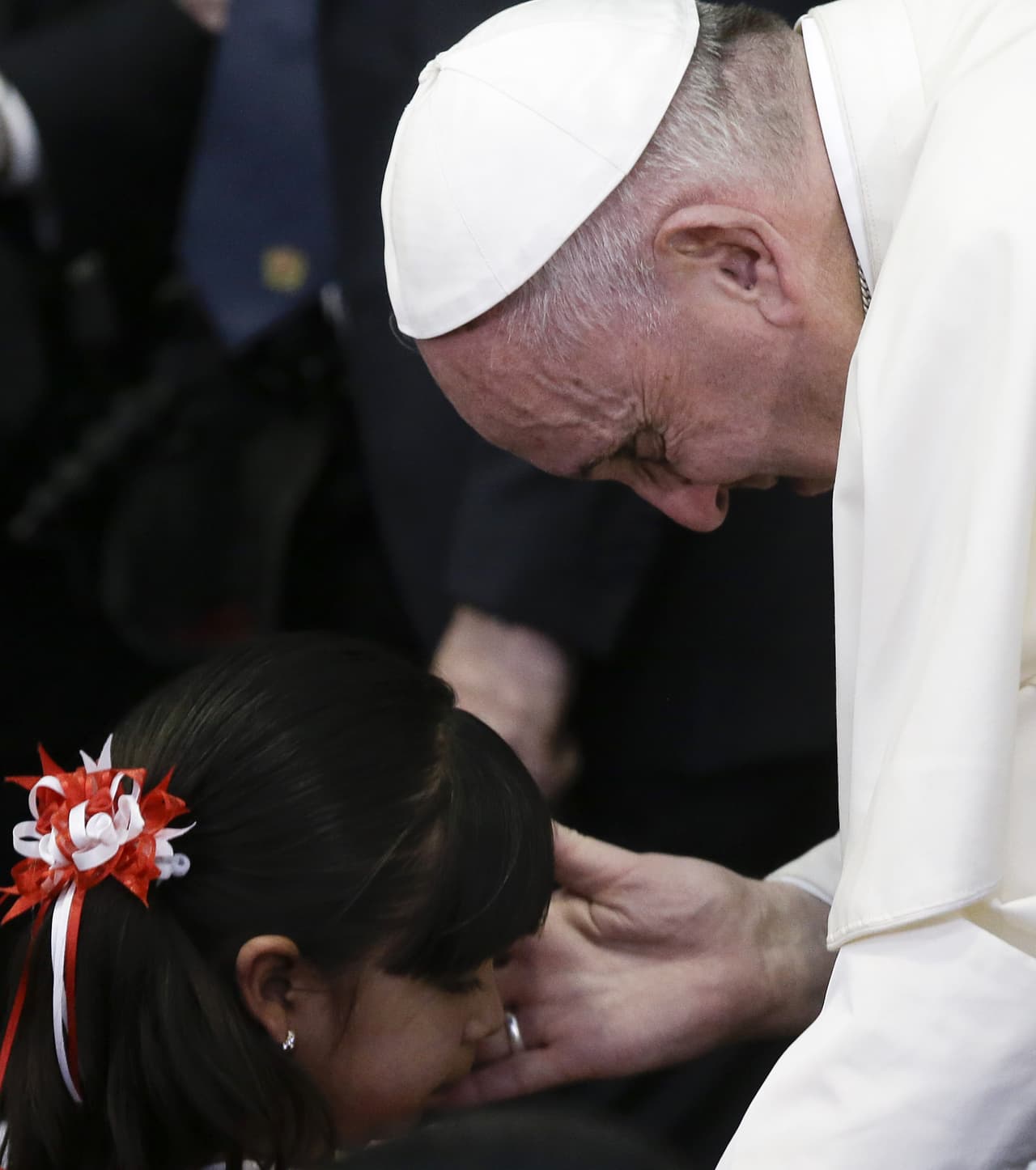 A esta pequeña se acercó para darle una caricia en el rostro.