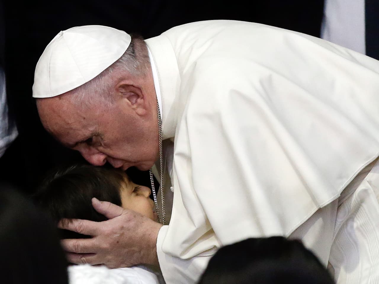 El papa Francisco le regala otro beso a un niño en una visita que jamás olvidarán.