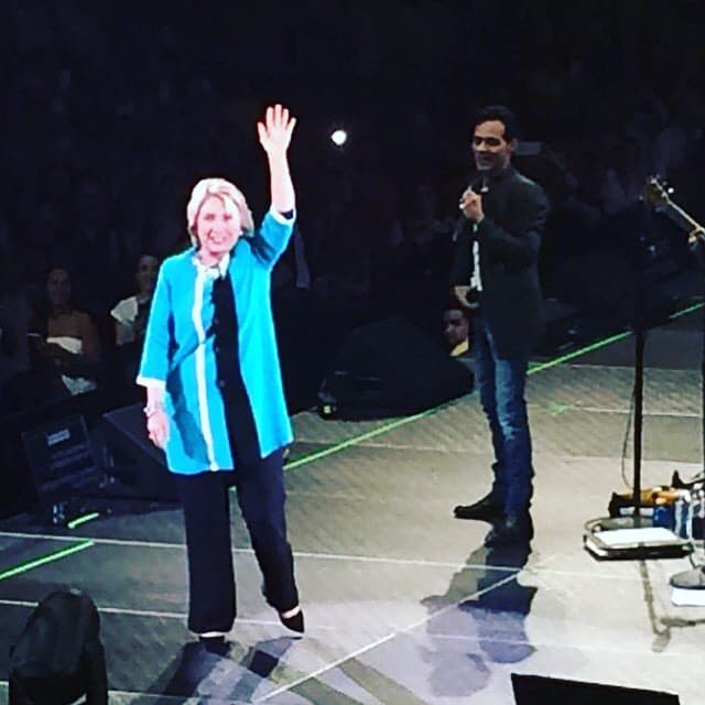 "Ella quiere saludar, ¡salsera", mencionó mientras Hillary subía al escenario. (Crédito: 7_aslan)