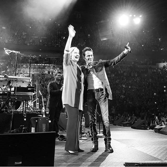 Y agregó: "Ella vino como fanática de la música latina y eso lo sé por experiencia. Quiero reconocer a alguien que vino al concierto esta noche. Por favor, con todo el respeto del mundo, quiero reconocer a mi amiga Hillary Clinton". (Crédito: djdaz0976)