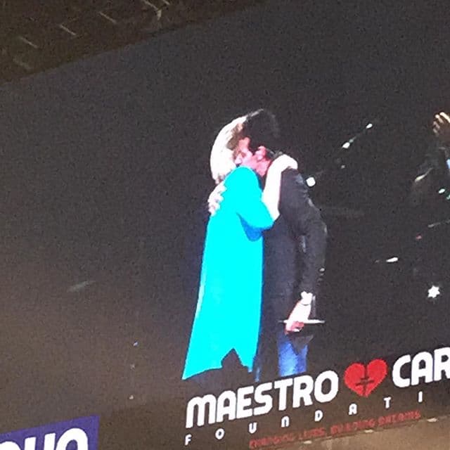 Frente a miles de personas congregadas este viernes en el American Airlines Arena de Miami Marc recibió con un abrazo a la precandidata demócrata. (Crédito: odalis015)