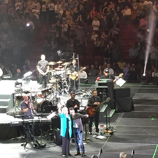 Los fanáticos, entre aplausos y abucheos, no salían de su asombro al ver en el escenario a Hillary Clinton. (Crédito: reyesyania)