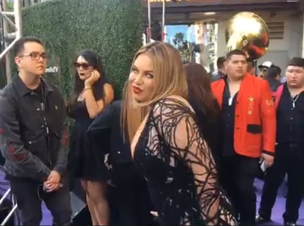 La joven integrante de la dinastía Rivera posó de mil formas y lo mismo hizo caras, lanzó besos, cerró el ojo, mostrando que se la pasó increible a su paso por la alfombra.