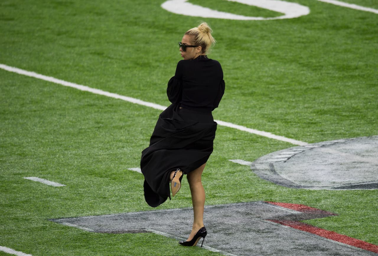 La temperatura en el estadio estaba en los 74 grados Fahrenheit (24 C), agradable para Lady Gaga, a cargo del show de medio tiempo del Super Bowl LI.