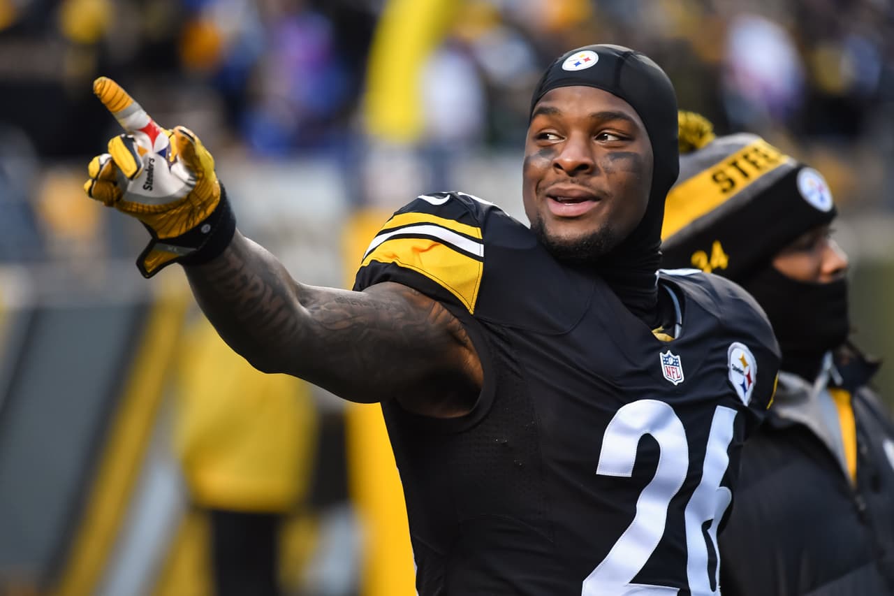 PITTSBURGH, PA - DECEMBER 04: Le'Veon Bell #26 of the Pittsburgh Steelers warms up before a game against the New York Giants on December 4, 2016 in Pittsburgh, Pennsylvania. (Photo by Jamie Sabau/Getty Images)