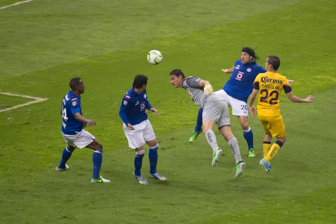 Entonces, en el tiempo de descuento, surgió un hombre que se vistió de superhéroe y voló con un cabezazo: Moisés Muñoz envió el balón a portería cementera.