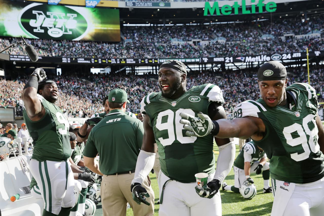 <b>NEW YORK JETS</b>
<br>Los Jets llevan ya algunos años sumergidos en la mediocridad y las cosas están por empeorar. El conjunto neoyorquino llega a este año con enormes dudas y cualquier cantidad de bajas que lo hacen parecer uno de los equipos más débiles de la NFL. En 2016 terminaron con marca de 5-11 como una de las peores franquicias en cuanto a puntos anotados, recibidos y ofensiva en general.