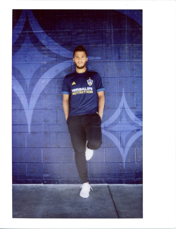 Giovani dos Santos es el mejor modelo para esta nueva camiseta 'azul profundo'. (LA Galaxy)