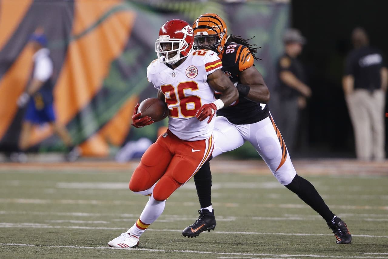 CHIEFS | Las novedadesC.J. Spiller (foto) tendrá una muy difícil tarea de llenar los zapatos que dejó Jamaal Charles como corredor, un jugador que tuvo un 2016 de pesadilla, deambuló por tres equipos (New Orleans, Seattle y Jets) y de ser un elemento que cobraba 9 millones de dólares por año, hoy puede ser el mejor negocio de Kansas City... O el final de su carrera.