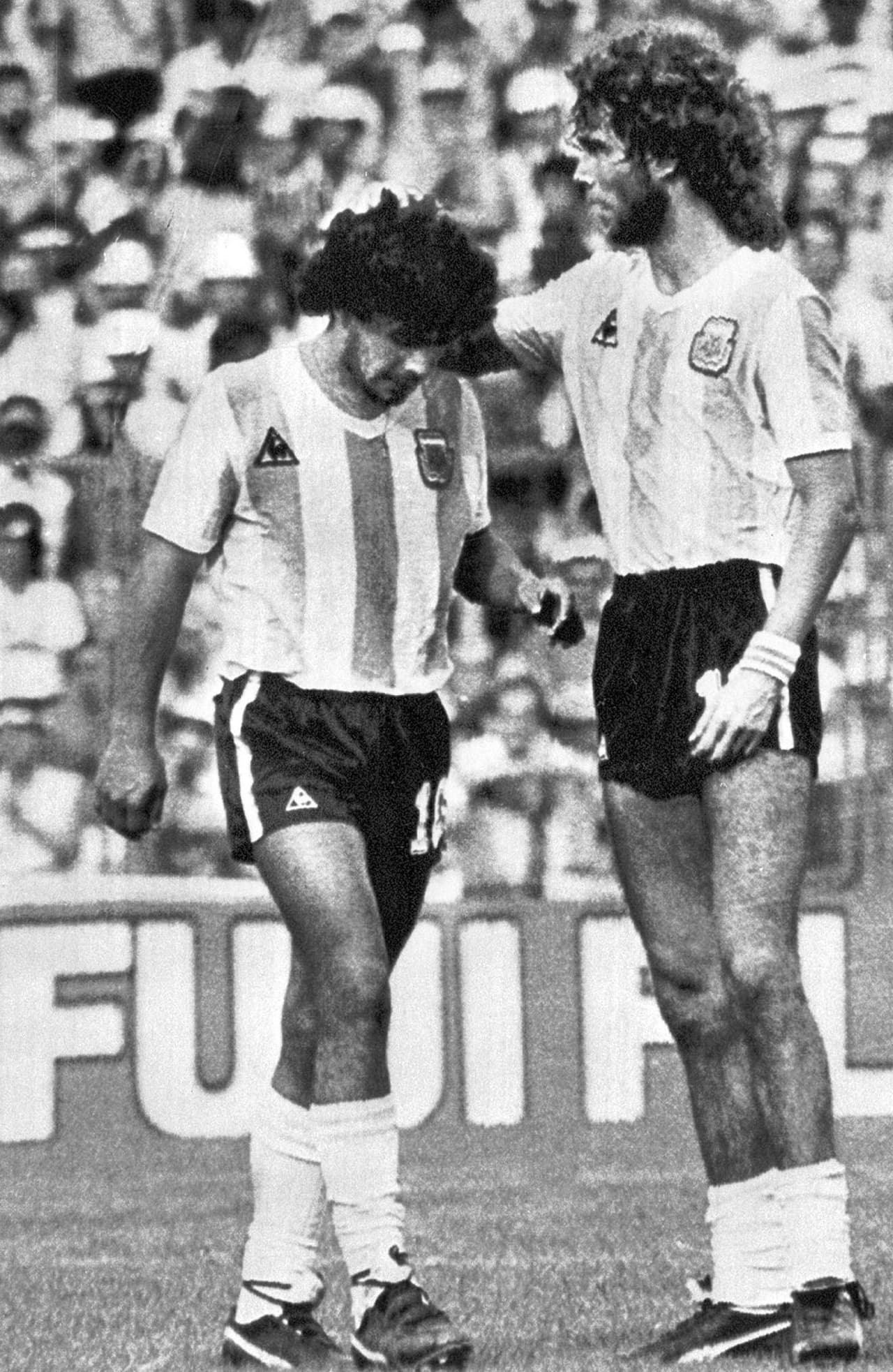 Sería en 1982, en España, cuando jugaría su primer Campeonato del Mundo con la 'albiceleste', luego de Boca Juniors y a punto de firmar por el Barcelona. En ese Mundial Argentina llegó hasta la segunda ronda y Maradona se despidió con una expulsión tras una fuerte entrada al brasileño Batista.