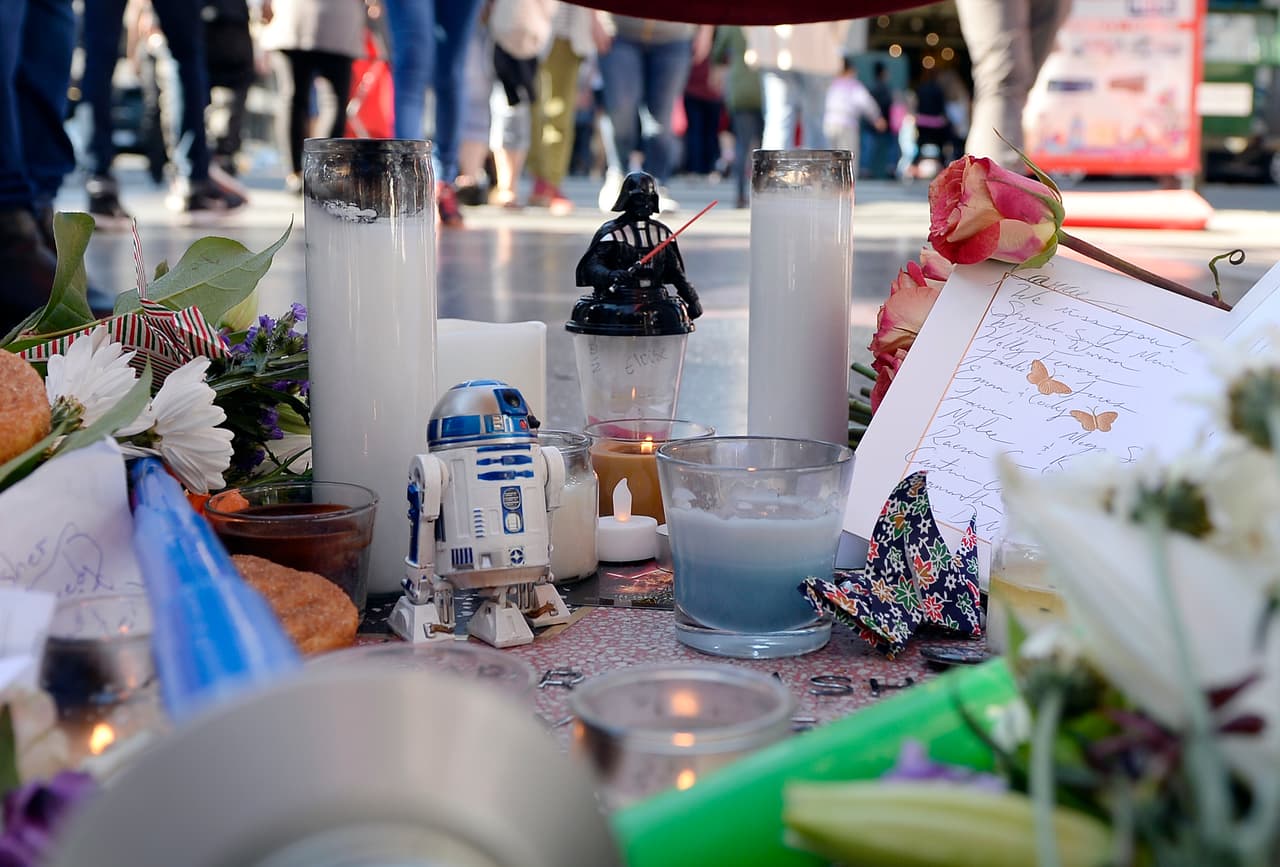 Darth Vader y R2-D2, dos personajes de 'Star Wars' en la estrella de la intérprete de la princesa Leia, Carrie Fisher.