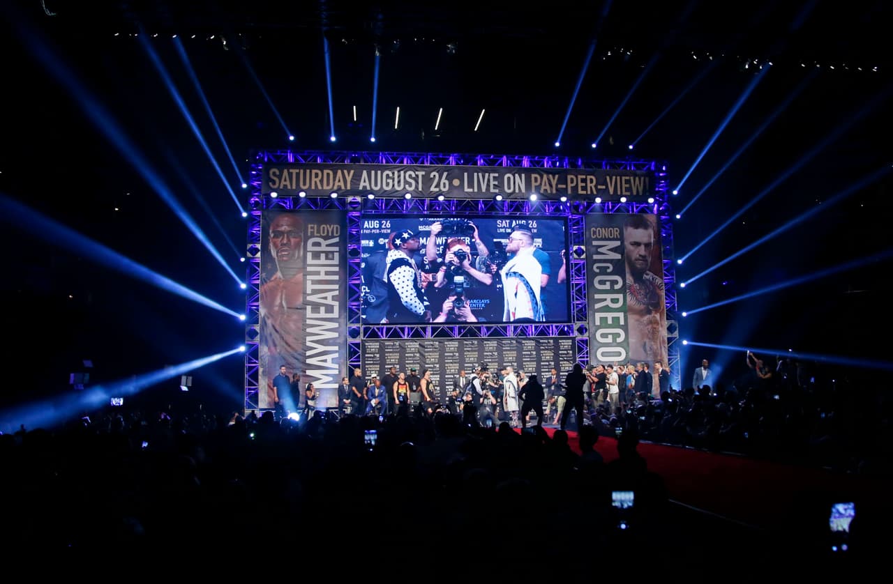 Mayweather, campeón mundial en cinco categorías: superpluma, ligero, superligero, welter y superwelter, se medirá con McGregor, que nunca ha hecho una pelea de boxeo profesional, el 26 de agosto en Las Vegas en un combate bajo las reglas del pugilismo.