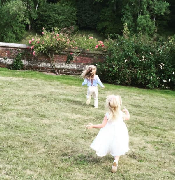 Dos de sus nenas corriendo por los jardines.