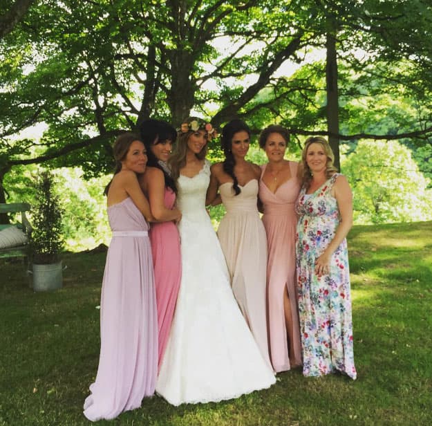 La hermosa novia con sus amigas.