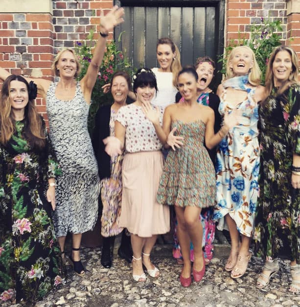 Con todas sus amigas, familiares y damas de honor.