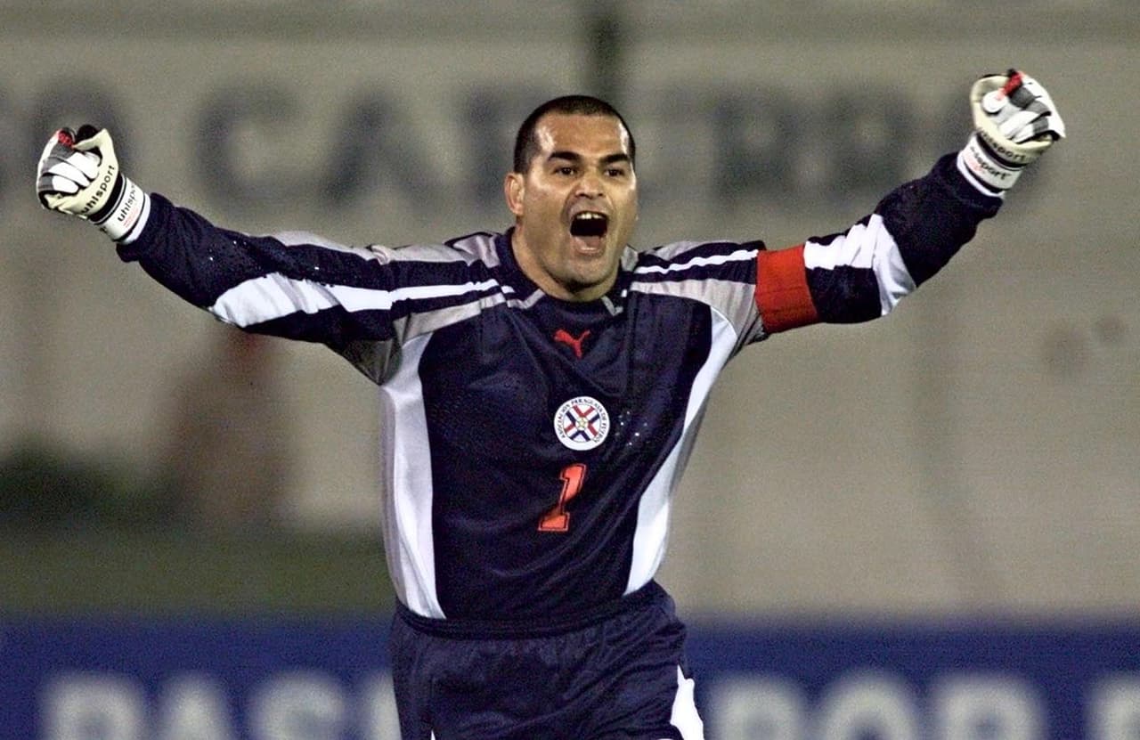 El arquero paraguayo José Luis Chilavert fue considerado por muchos el mejor en su puesto gracias a su agilidad para defender su portería, a pesar de su corpulencia.