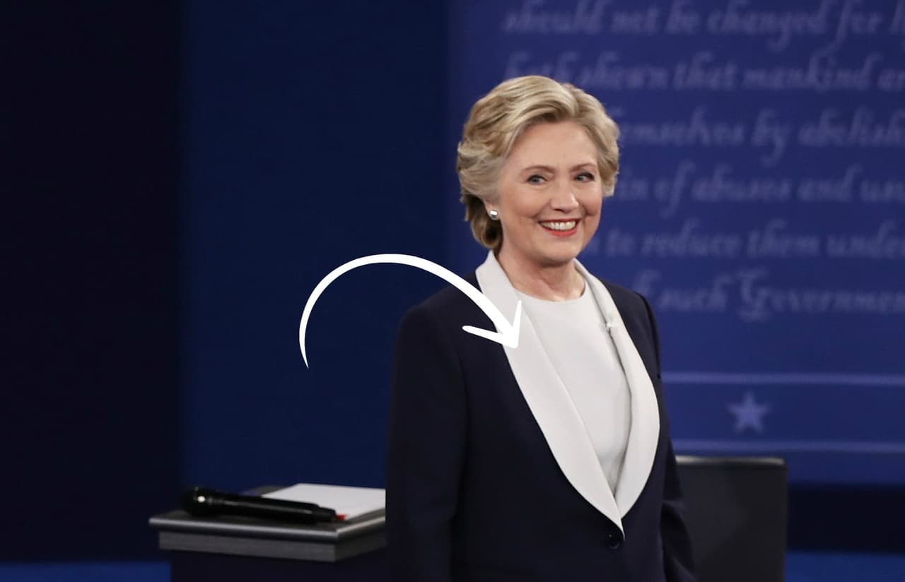 2. Lejos de la contundencia del traje rojo que usó Hillary Clinton en el primer debate, en esta segunda contienda eligió colores más sobrios y serios. Escogió un traje azul oscuro con una solapa recta y un top azul claro. Una vez más, el público en las redes resintió que a diferencia de Donald Trump, Hillary no llevara un 'pin' de la bandera de los Estados Unidos. Aunque no usó un traje de un solo tono, como es su costumbre, sí apostó por seguir haciendo de
<a href="http://www.univision.com/estilo-de-vida/moda/la-coleccion-que-convierte-a-hillary-clinton-en-una-mujer-de-muchos-pantalones-fotos">su 'power suit' un emblema</a>.
