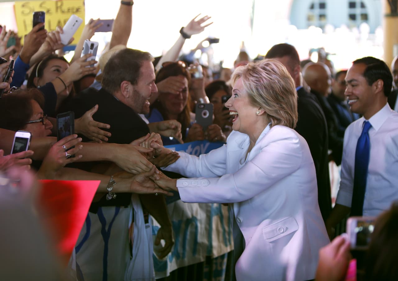 La precandidata Hillary Clinton lanzó este jueves en San Antonio su campaña “Latinos for Hillary”, y en ella se comprometió a trabajar "desde el primer día" por una reforma migratoria, si gana las elecciones de 2016. Asimismo, la candidata señaló que, de ser la nominada de su partido, considerará a Julián Castro, exalcalde de San Antonio y actual secretario de Vivienda, como posible aspirante a la vicepresidencia en su candidatura.
