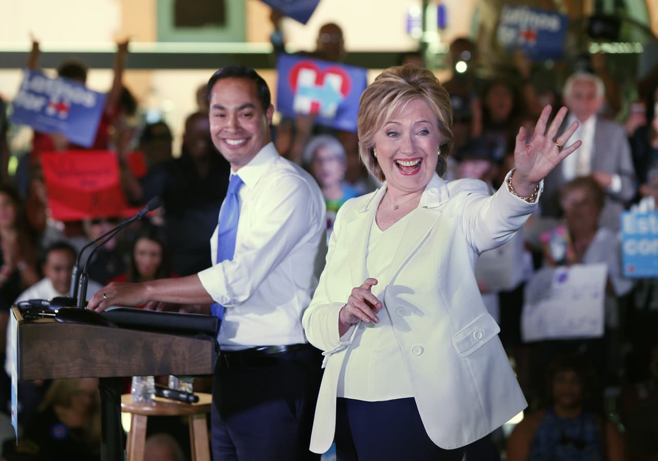 La precandidata Hillary Clinton lanzó este jueves en San Antonio su campaña “Latinos for Hillary”, y en ella se comprometió a trabajar "desde el primer día" por una reforma migratoria, si gana las elecciones de 2016. Asimismo, la candidata señaló que, de ser la nominada de su partido, considerará a Julián Castro, exalcalde de San Antonio y actual secretario de Vivienda, como posible aspirante a la vicepresidencia en su candidatura.