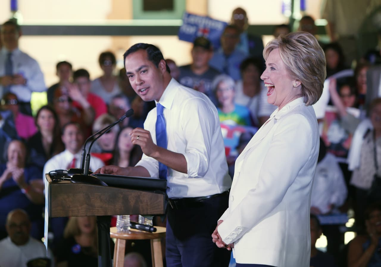 La precandidata Hillary Clinton lanzó este jueves en San Antonio su campaña “Latinos for Hillary”, y en ella se comprometió a trabajar "desde el primer día" por una reforma migratoria, si gana las elecciones de 2016. Asimismo, la candidata señaló que, de ser la nominada de su partido, considerará a Julián Castro, exalcalde de San Antonio y actual secretario de Vivienda, como posible aspirante a la vicepresidencia en su candidatura.