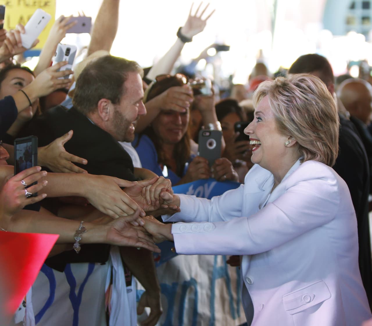 La precandidata Hillary Clinton lanzó este jueves en San Antonio su campaña “Latinos for Hillary”, y en ella se comprometió a trabajar "desde el primer día" por una reforma migratoria, si gana las elecciones de 2016. Asimismo, la candidata señaló que, de ser la nominada de su partido, considerará a Julián Castro, exalcalde de San Antonio y actual secretario de Vivienda, como posible aspirante a la vicepresidencia en su candidatura.