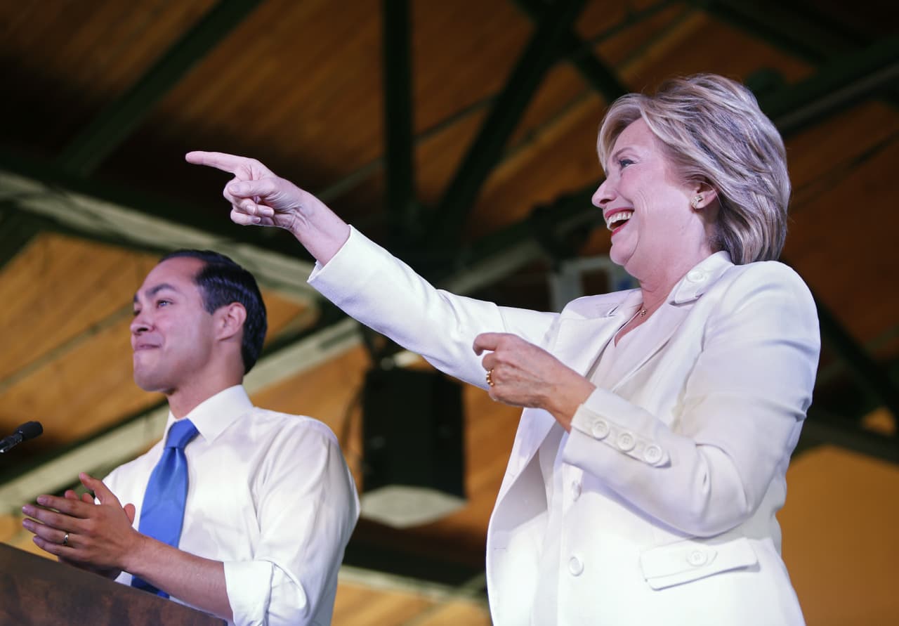 La precandidata Hillary Clinton lanzó este jueves en San Antonio su campaña “Latinos for Hillary”, y en ella se comprometió a trabajar "desde el primer día" por una reforma migratoria, si gana las elecciones de 2016. Asimismo, la candidata señaló que, de ser la nominada de su partido, considerará a Julián Castro, exalcalde de San Antonio y actual secretario de Vivienda, como posible aspirante a la vicepresidencia en su candidatura.