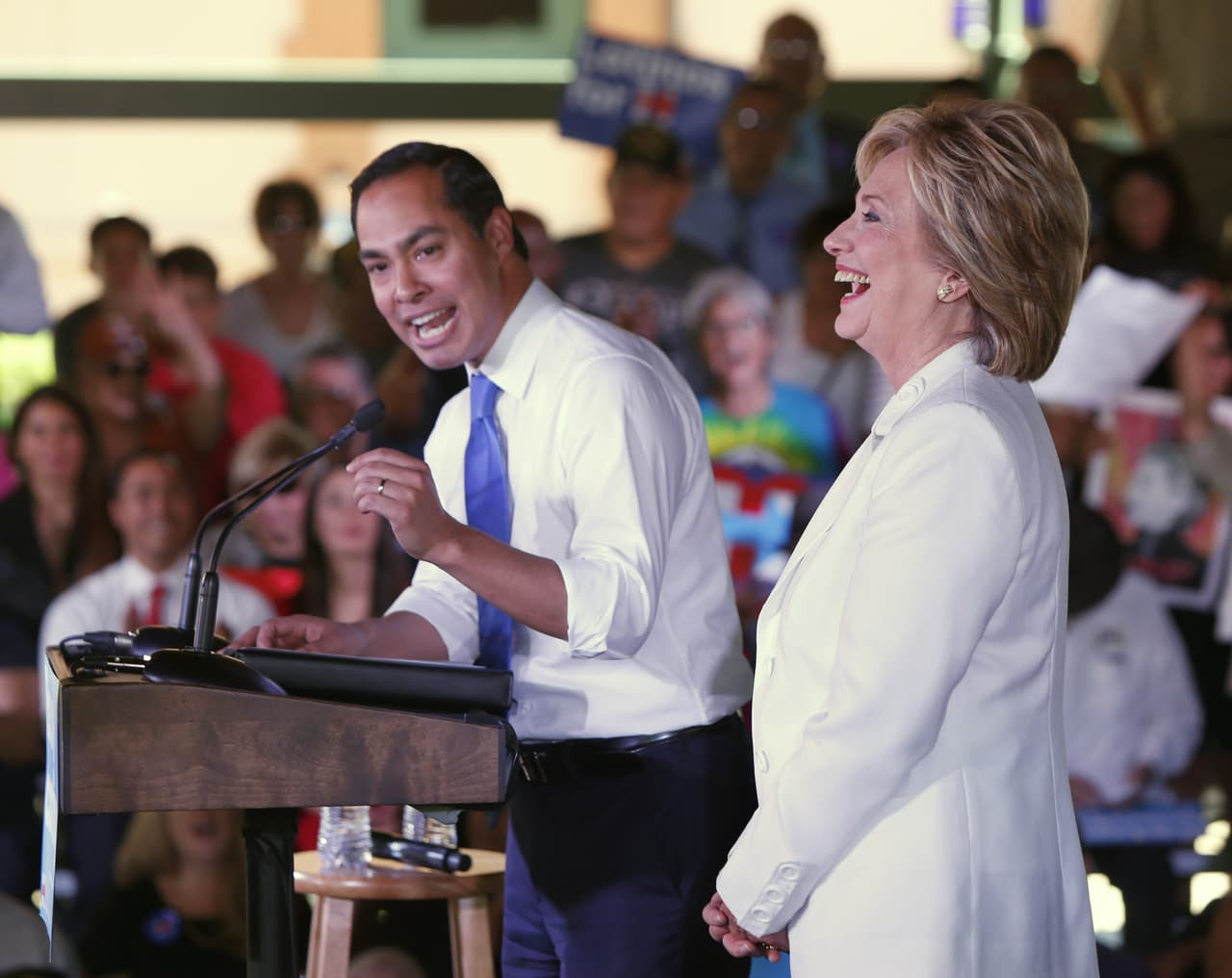 La precandidata Hillary Clinton lanzó este jueves en San Antonio su campaña “Latinos for Hillary”, y en ella se comprometió a trabajar "desde el primer día" por una reforma migratoria, si gana las elecciones de 2016. Asimismo, la candidata señaló que, de ser la nominada de su partido, considerará a Julián Castro, exalcalde de San Antonio y actual secretario de Vivienda, como posible aspirante a la vicepresidencia en su candidatura.