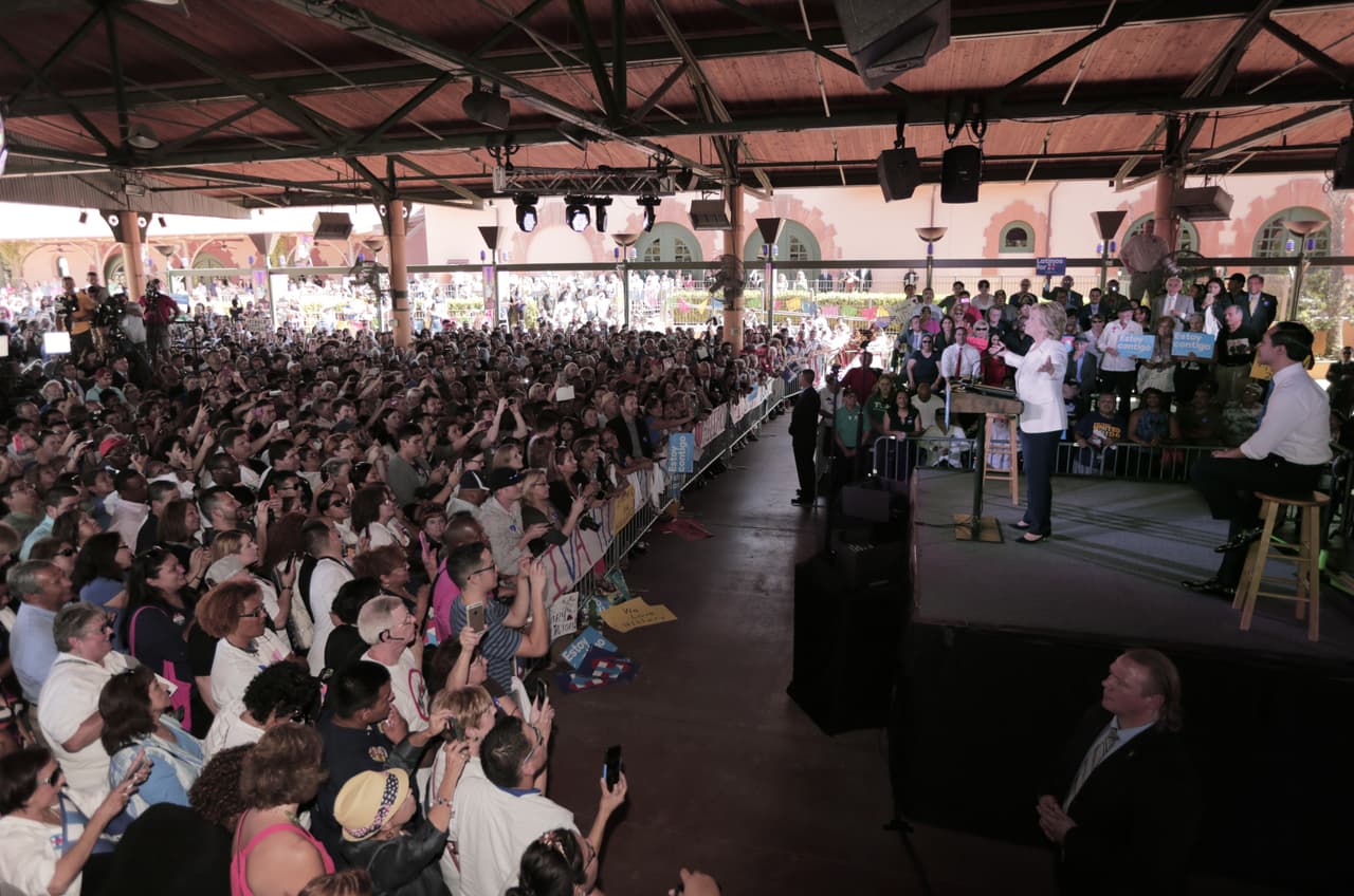La precandidata Hillary Clinton lanzó este jueves en San Antonio su campaña “Latinos for Hillary”, y en ella se comprometió a trabajar "desde el primer día" por una reforma migratoria, si gana las elecciones de 2016. Asimismo, la candidata señaló que, de ser la nominada de su partido, considerará a Julián Castro, exalcalde de San Antonio y actual secretario de Vivienda, como posible aspirante a la vicepresidencia en su candidatura.