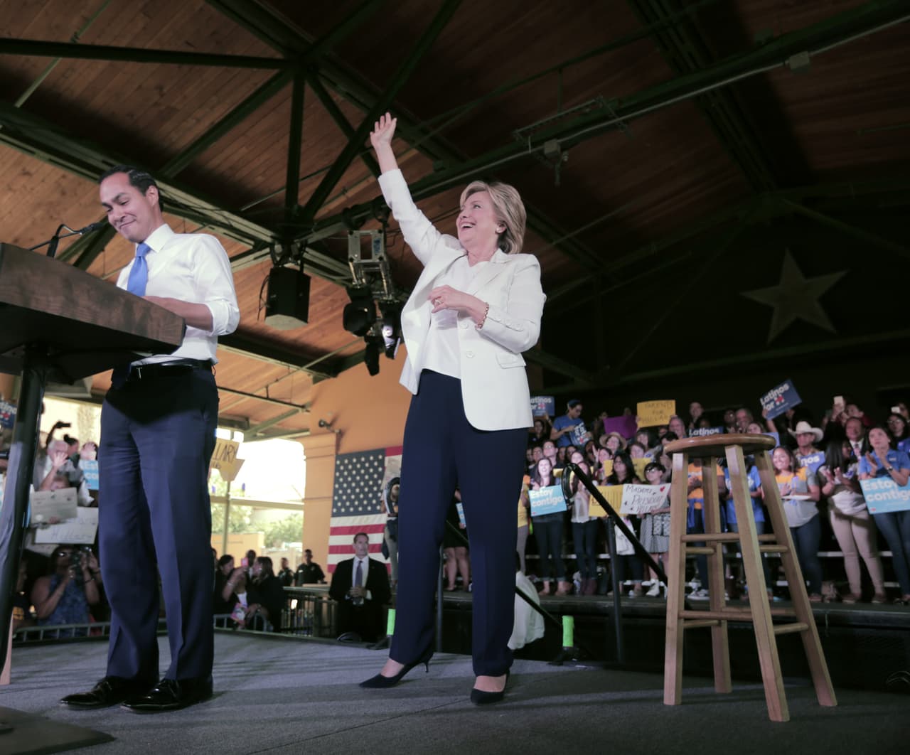 La precandidata Hillary Clinton lanzó este jueves en San Antonio su campaña “Latinos for Hillary”, y en ella se comprometió a trabajar "desde el primer día" por una reforma migratoria, si gana las elecciones de 2016. Asimismo, la candidata señaló que, de ser la nominada de su partido, considerará a Julián Castro, exalcalde de San Antonio y actual secretario de Vivienda, como posible aspirante a la vicepresidencia en su candidatura.